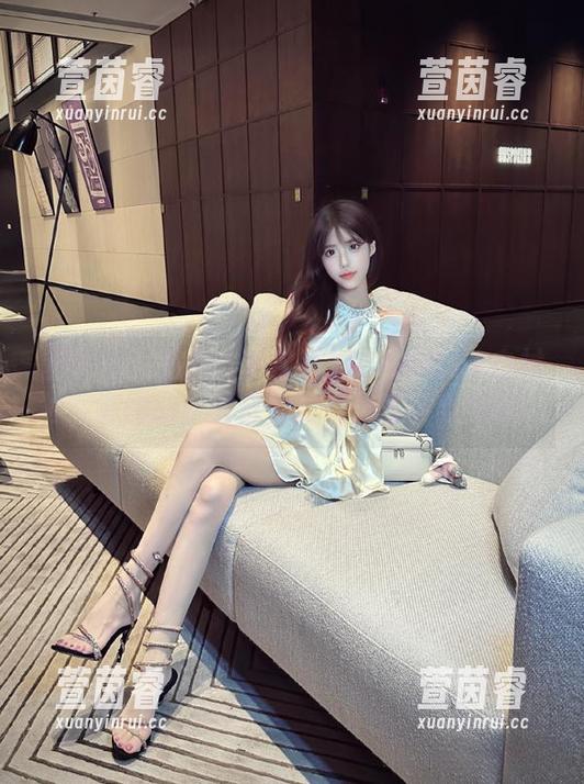 蜜桃社-韵莉娜VANILLA 蜜桃社 - 免费分享韵莉娜VANILLA白衬衫写真图册,展现她的优雅气质与风格!