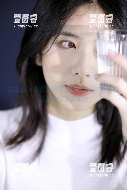 袜啵啵 - 小甜豆的可爱世界：秘书写真作品集带你走进梦境