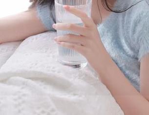 语画界 – 漫游在小蛮妖Yummy的白衬衫作品集：极致美感的分享带来视觉与心灵的双重享受