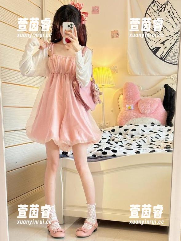 偷偷告诉你，“贝贝琪Becky”内搭图片更新了，快来欣赏这如梦似幻的风格吧！