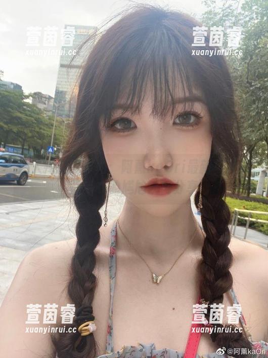 让人捧腹的时尚：阿薰kaOri最新写真露背毛衣的尴尬瞬间分享