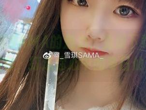 感受雪琪SAMA的魅力，免费下载《雪豹》图包，打造你心中的冬日仙境！