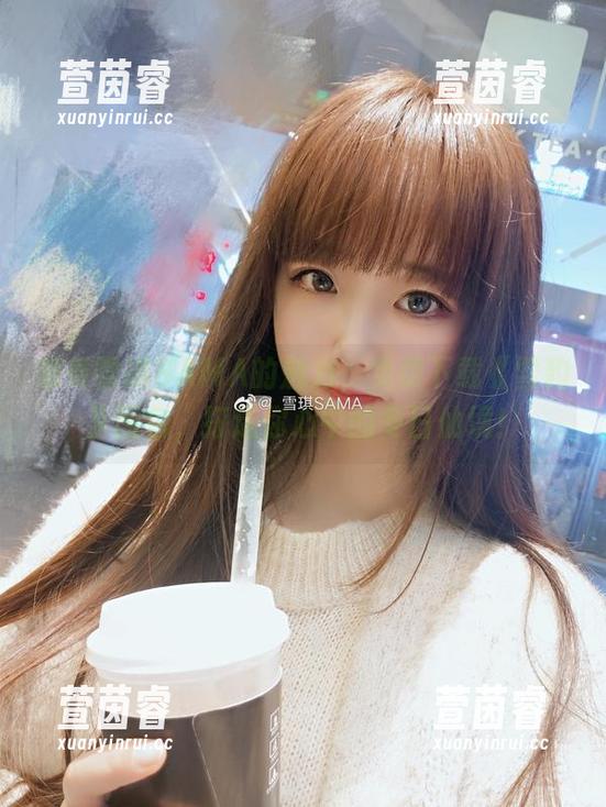 感受雪琪SAMA的魅力，免费下载《雪豹》图包，打造你心中的冬日仙境！