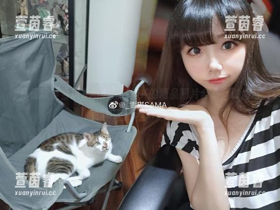 尽情欣赏雪琪SAMA黑丝JK的精品图片合集，时尚与艺术的完美交融