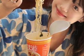 青豆客 – 走进Yumi尤美的教室：分享她的写真集中展现的青春活力