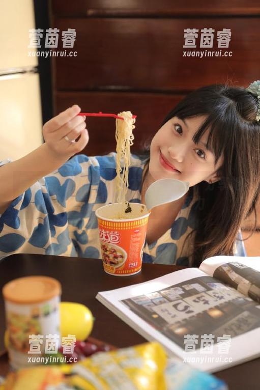 青豆客-Yumi尤美 青豆客 - 走进Yumi尤美的教室:分享她的写真集中展现的青春活力