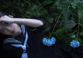 青豆客 – 让温暖在冬季绽放：黄可christine独家圣诞写真集分享，感受爱的力量
