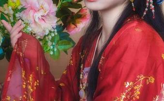在红裙的映衬下，韶陌陌的原图与图集展现别样风情！